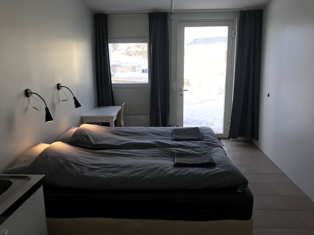 Twin beds and kitchenette in a Lækjarkot room